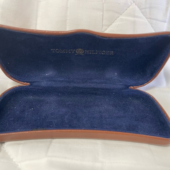 TOMMY HILFIGER Hardshell SLIM glasses case. Tan - Picture 4 of 6